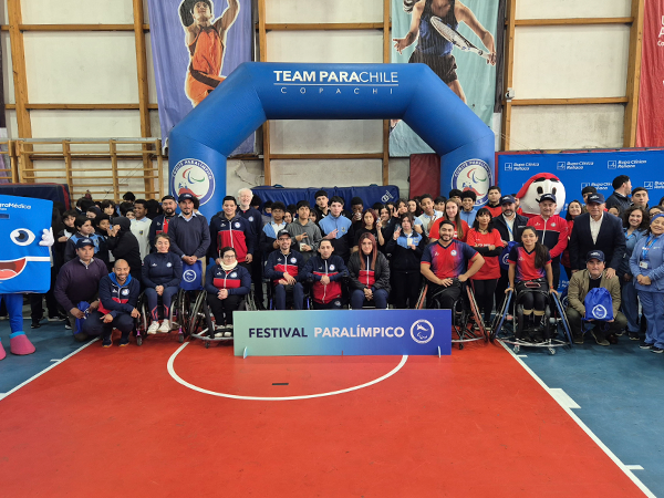 Todos los deportistas paralímpicos unidos en una foto.