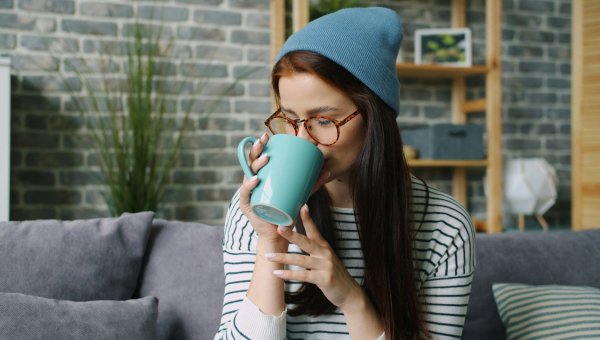 Mujer tomando té
