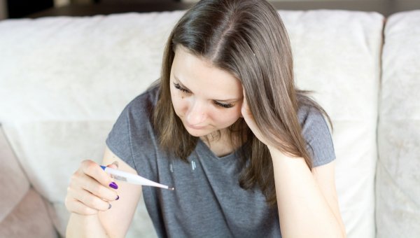 Mujer mirando un termómetro